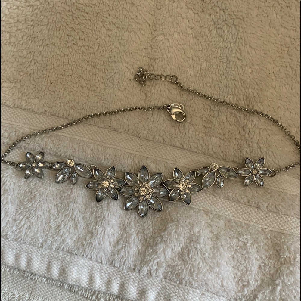 Very nice necklace (floral) 16”